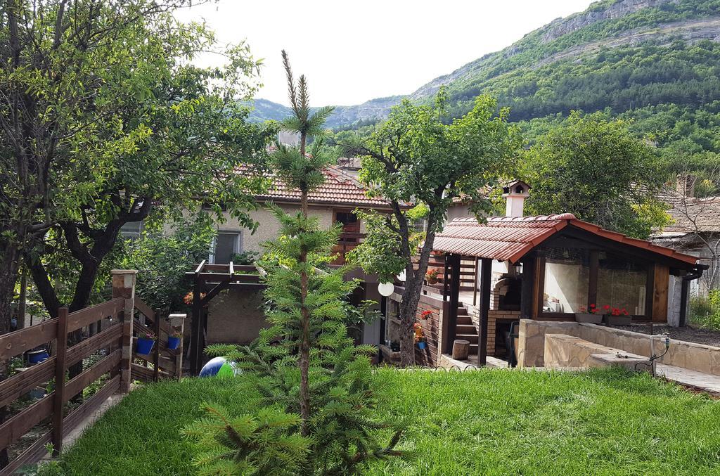 The Wild Fig Hotel Шумен Екстериор снимка